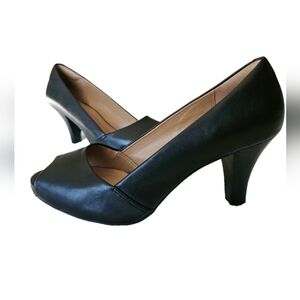 Clarks artisan pumps, leather upper,Size 7.5